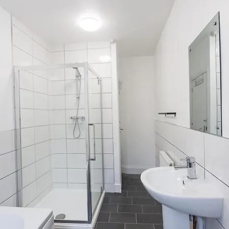 November Disc - Long - Contractors Appartement Bristol