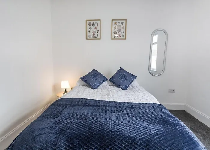 November Disc - Long - Contractors Apartament Bristol